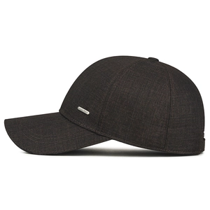 Casquette de baseball marron foncé avec visière courbée et logo métallique argenté