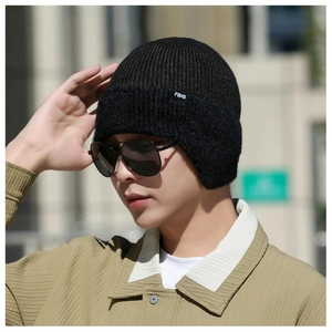 Détail du bonnet en tricot pour homme avec doublure chaude et protège-oreilles d'hiver