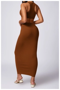 Dettaglio della gonna midi aderente a vita alta in tessuto a maglia color terracotta