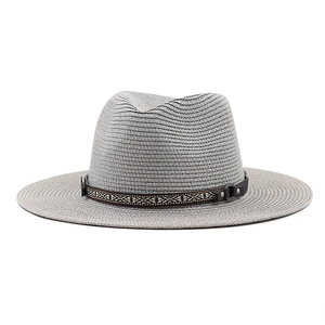 Détail d'un chapeau de cowboy en paille avec bande géométrique ethnique et rivets en métal