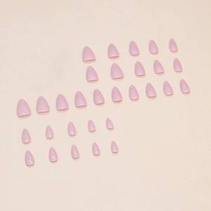 Faux ongles amande courts violet clair brillant lot de 24 pièces sur fond rose tendre