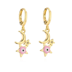 Dettaglio di orecchini placcati oro con ciondoli a luna e occhio rosa con stelle