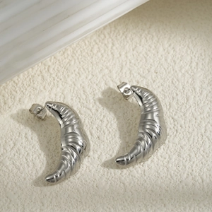 Polished silver croissant hoop earrings with ribbed texture in 18k gold plated steel