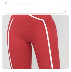 Dettaglio dei pantaloni yoga rossi con vita a V incrociata e profili bianchi a contrasto