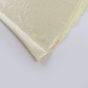 Detaillierte Nahaufnahme der glatten Satinstofftextur und der sauberen Nähte des Abendkleides