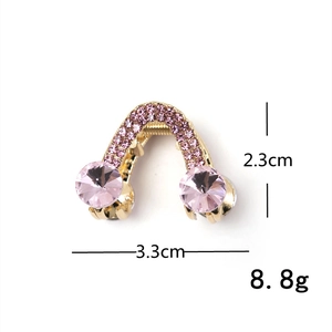Détail d'une pince à cheveux en strass roses avec dimensions de 3,3 cm de large et 2,3 cm de haut