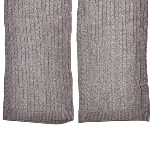 Makroaufnahme der Zopfmuster-Textur und Rippbündchen an der taupefarbenen Strickhose