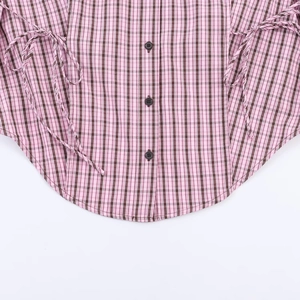 Chemise à carreaux rose et marron avec cordon de serrage latéral et boutons sur le devant