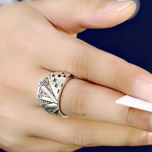 Detailansicht eines Vintage Pokerrings in Silber mit gravierten Spielkarten-Motiven