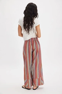 Vue arrière du pantalon large à rayures taille haute avec un t-shirt blanc décontracté