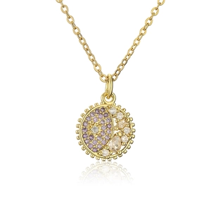 Collier plaqué or avec pendentif étoile et lune et zircons violets sur fond blanc