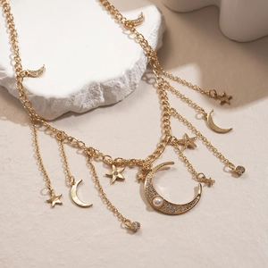 Collier doré multi-rangs avec pendentifs lune étoile en strass et pompons délicats