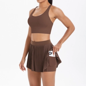 Détail de la jupe de sport marron montrant la poche latérale pratique pour le téléphone