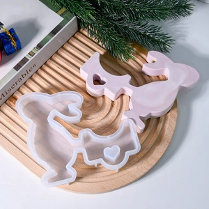Détail du moule en silicone lapin avec découpe cœur pour décoration de Pâques en résine