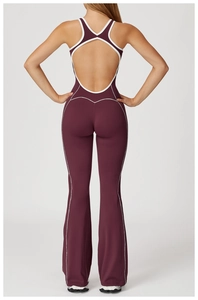 Detailansicht des rückenfreien burgunderroten Yoga-Bodysuits mit weißen Kontrastkanten