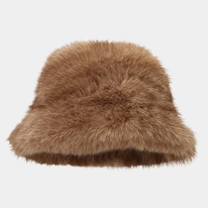 Gros plan sur la texture épaisse en fausse fourrure marron du chapeau d'hiver chaud