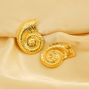 Orecchini a conchiglia placcati oro 18K con design a spirale su tessuto satinato