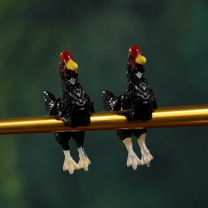 Macro di orecchini a forma di gallo in smalto con creste rosse su barre dorate
