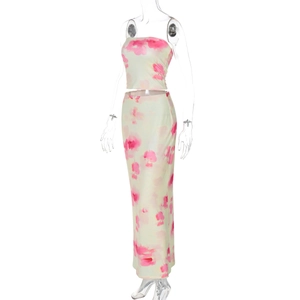 Détail de l'imprimé floral rose sur le haut bandeau ajusté et l'ensemble de jupe