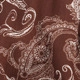 Vista macro dettagliata del motivo floreale paisley bianco su tessuto chiffon marrone