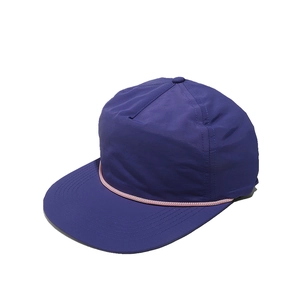 Détail de la casquette de baseball violet foncé séchage rapide avec cordon rose et fini mat