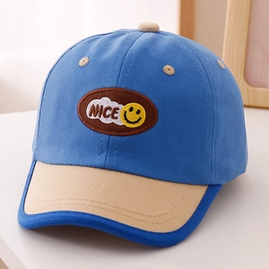 Dettaglio del cappellino blu reale con ricamo NICE smiley e tesa a contrasto per bambini