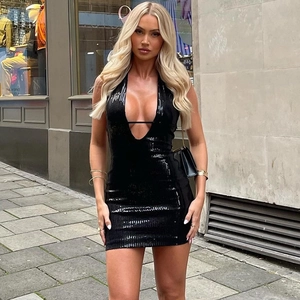 Détail de la robe dos nu à paillettes noires avec col en V profond et fini brillant