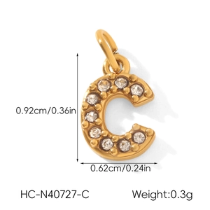 Macro d'un pendentif lettre C dorée serti de zircones avec dimensions détaillées