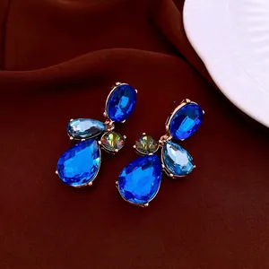Boucles d'oreilles pendantes en cristal bleu avec placage d'or sur soie marron