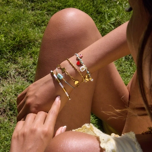Bracelets multicouches avec breloques cœur et œil grec sur un mannequin dehors