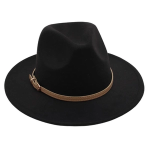 Détail d'un chapeau fedora noir en laine avec bandeau en cuir brun et boucle dorée