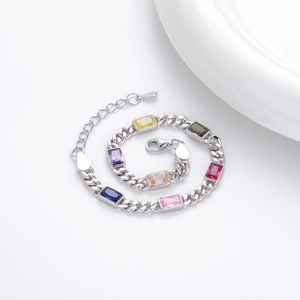 Dettaglio di bracciale in argento S925 con sette pietre preziose rettangolari colorate