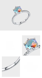 Dettaglio anello in argento S925 con zircone a sei griffe e marchio S925 impresso