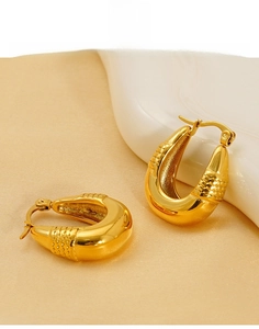 Detail of 18K gold-plated titanium steel U-shaped earrings with mesh texture surface