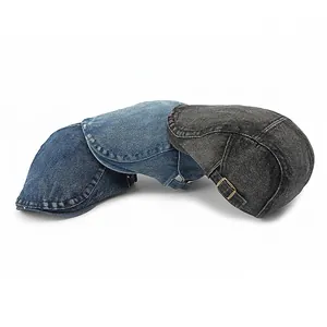Trois casquettes plates en denim délavé bleu foncé, bleu clair et gris avec boucle métal