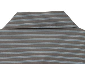 Vue détaillée du col de chemise montrant des rayures bleues sur popeline marron textile