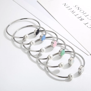 Bracciali rigidi a C argentati con pietre quadrate colorate e perle bianche eleganti
