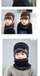 Detail van winter gebreide muts en sjaal set met warme pluche voering in bruin en zwart