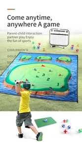 Detalle del set de golf infantil con alfombra palos pelotas y marcador para interiores