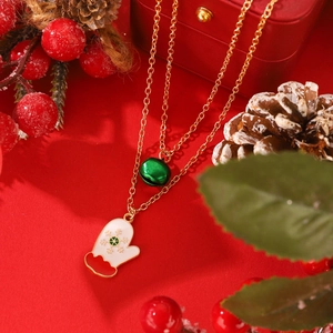 Detalle de collar navideño dorado con cascabel y colgante de guante de esmalte rojo