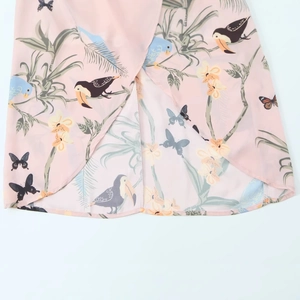Robe fendue à fleurs avec imprimés tropicaux d'oiseaux et papillons rose pâle