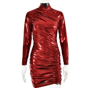Sexy rode kunstlederen mini-jurk met lange mouwen, V-hals en gerimpelde details