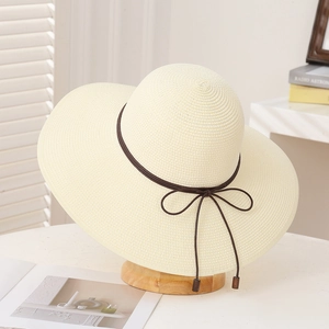 Damen Strohhut mit breiter Krempe in Creme und eleganter Schleife für den Strandurlaub