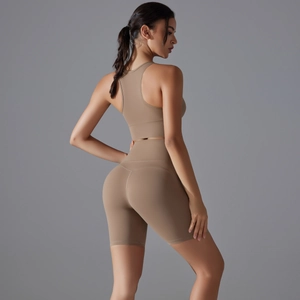Dettaglio del reggiseno sportivo con dorso a vogatore e pantaloncini a vita alta