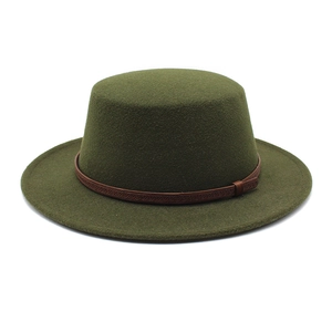 Détail du chapeau en feutre vert foncé à bord plat avec ruban décoratif marron texturé