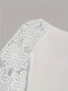 Weißes Dreiviertelarm-Shirt mit aufwendigen floralen Spitzen-Patchwork-Details