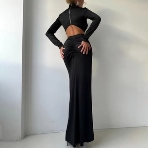 Robe longue noire ajustée à col roulé avec découpe sexy au dos et détail de fermeture éclair