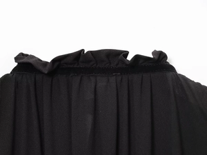 Detailansicht des schwarzen Georgette-Hemdausschnitts mit zarten Rüschendetails