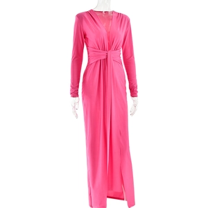 Détail d'une robe rose à col en V avec un nœud à la taille et une fente latérale haute