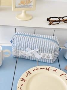 Trousse à maquillage en coton matelassé à rayures avec bordure en dentelle et nœud